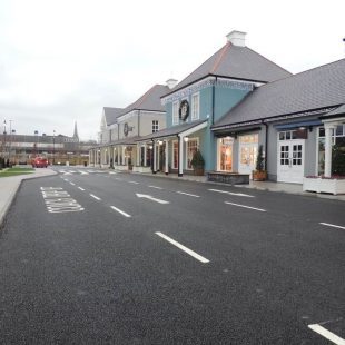 Street_Scape-and_Paving_Kildare_Village_Ireland-pw876ulvs34wz2q3dn530lc1hm1ip090ielj2z6dng